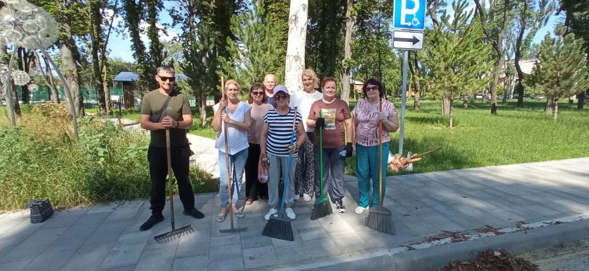 Сегодня, 16 июля, в рамках партийного проекта "Городская среда" сотрудники Управы Калининского внутригородского района городского округа Донецк присоединились к экологической акции "Чистый четверг"