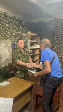 Полицейские помогают жителям освобожденных территорий стать полноправными гражданами России