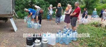 Алексей Кулемзин: Сегодня донецкие производители воды организовали бесплатную доставку питьевой воды жителям Кировского и Калининского районов