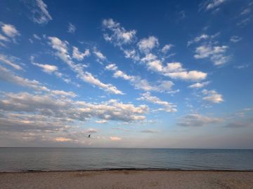 Пляж в Мелекино так и манит на водные приключения