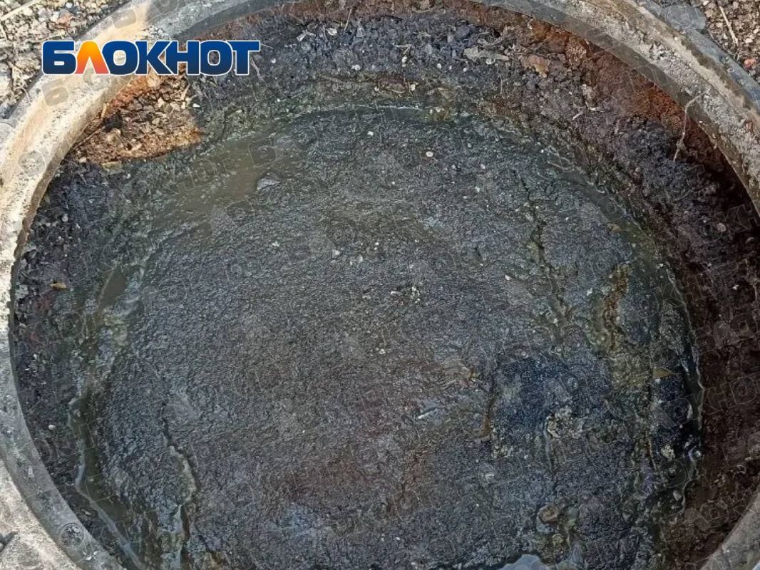 Третий месяц двор заливает канализацией в Макеевке