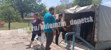 При содействии администрации городского округа Донецк волонтёры Народного фронта доставили в посёлок городского типа Старомихайловка 2 тонны бутилированной воды