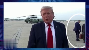 Запасной Трамп. Мужик, похожий на Трампа оказался в кадре, пока настоящий отвечал на вопросы журналистов На поразительное сходство обратил внимание ведущий Джон Стюарт