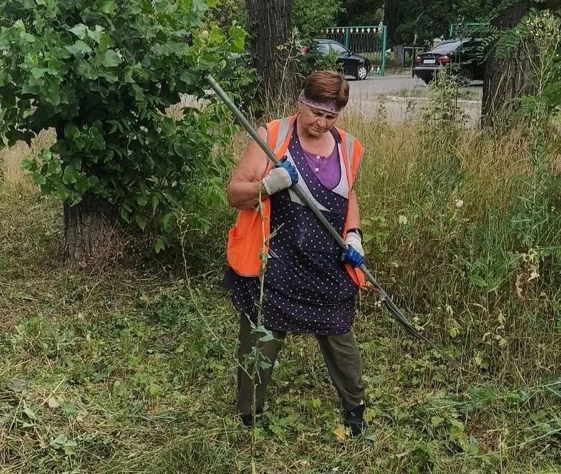 Сотрудники Управы Кировского района совместно с МУП АГОД ДНР "Зеленое строительство г. Донецка" присоединились к экологической акции «Чистый четверг», которая проходит в рамках проекта «Городская среда»
