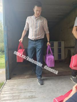 Алексей Кулемзин: Сегодня заместитель главы администрации городского округа Донецк Сергей Маликов передал гуманитарную помощь от общественной организации «Центр развития Донбасса» населению села Весёлое