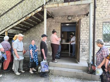 Совместно с ГБУСО «Центр обслуживания населения Киевского района г.Донецк» помогли обеспечить горячим питанием маломобильных граждан