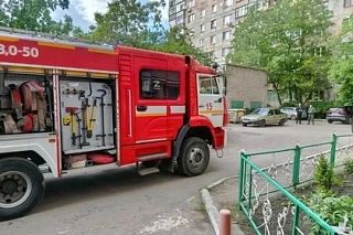 В центре Донецка спасатели деблокировали водителя из перевернувшейся легковушки