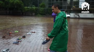 Живая инсталляция из детской обуви появилась в Донецке перед Днём памяти детей — жертв войны в Донбассе