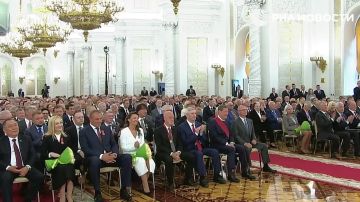 Президент РФ Владимир Путин и председатель Госдумы РФ Вячеслав Володин выступили с важными заявлениями в Госдуме России Владимир Путин: — Народ России никогда не сломить. Этого не было никогда, и никогда не будет! — РФ...