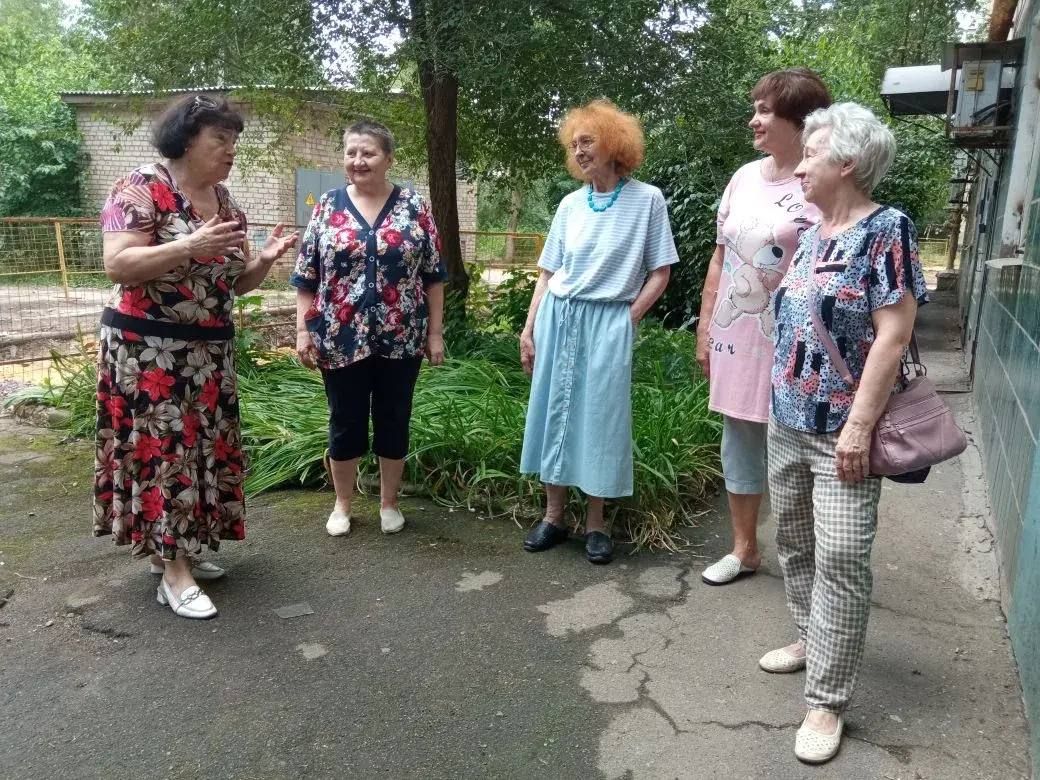 Встреча с жителями!. Сегодня, 27 июля, в нашем районе состоялась важная встреча председателя Совета ветеранов Аси Книшевицкой с пенсионерами и ветеранами