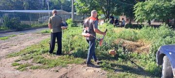 Елена Рязанцева: Сегодня Управой Пролетарского внутригородского района ведутся работы по покосу травы вдоль дороги по ул. Щетинина