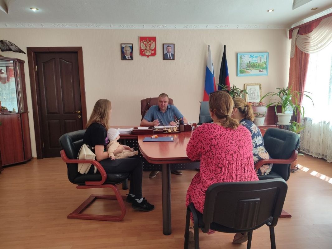 Сегодня, 27 июля 2026 года, в Управе Кировского внутригородского района Администрации городского округа Донецк ДНР руководитель Управы Алексей Дмитрюк провел личный прием граждан