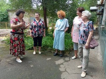 Встреча с жителями!. Сегодня, 27 июля, в нашем районе состоялась важная встреча председателя Совета ветеранов Аси Книшевицкой с пенсионерами и ветеранами