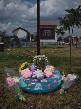 Стихийный мемориал на месте теракта ВСУ в Кирилловке…