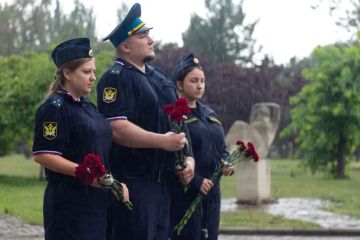 Сотрудники ГУФССП России по ДНР почтили память безвинно погибших детей Донбасса