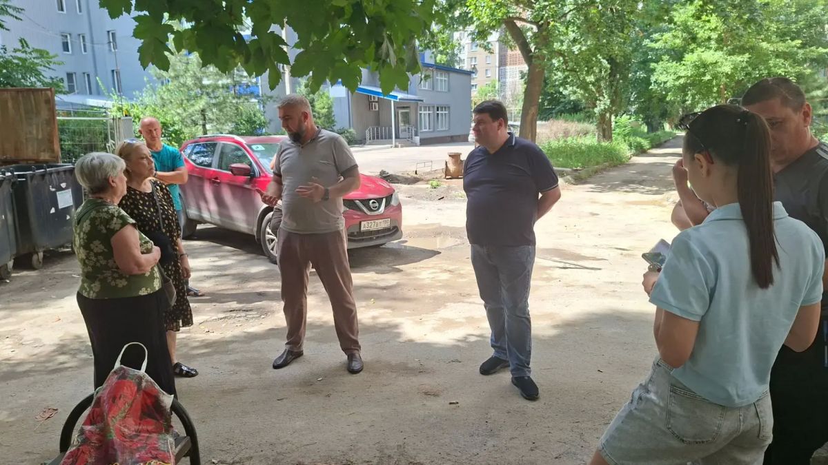 Встреча с жителями дома № 150 по улице Артёма в рамках партпроекта «Управдом»