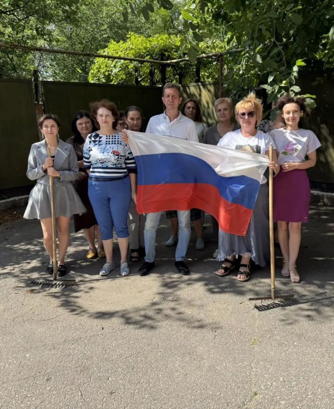 Сотрудники Управы Кировского района присоединились к экологической акции «Чистый четверг», которая проходит в рамках проекта «Городская среда»