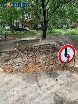 Уже почти год коммунальщики не могут заделать прорванные труды во дворе Донецка