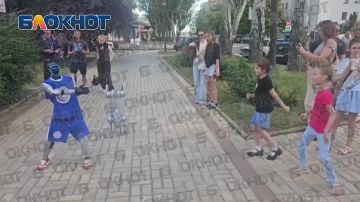 Робот Жорик и робособака Рекс развлекают прохожих на бульваре Пушкина