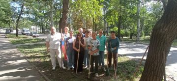 Сегодня, 30 июля, в рамках проекта "Городская среда" сотрудники Управы Калининского внутригородского района городского округа Донецк присоединились к экологической акции "Чистый четверг"