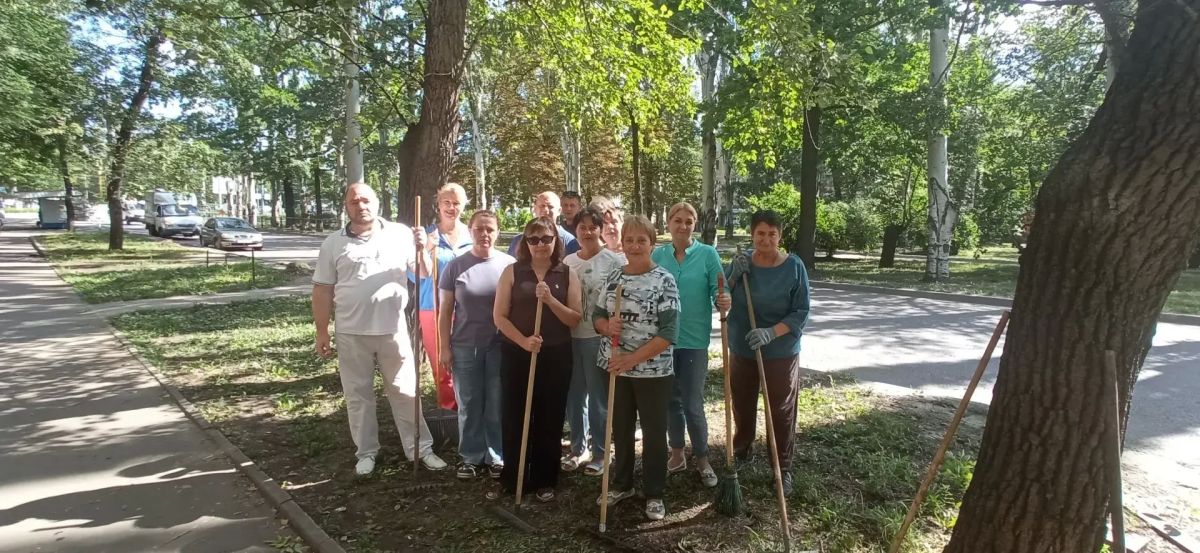 Сегодня, 30 июля, в рамках проекта "Городская среда" сотрудники Управы Калининского внутригородского района городского округа Донецк присоединились к экологической акции "Чистый четверг"