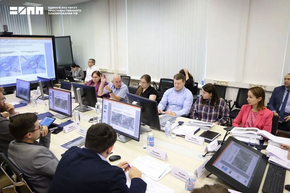 В Донецке состоялось совещание, в котором приняли участие эксперты Единого института пространственного планирования во главе с директором Диной Саттаровой, замминистра транспорта ДНР Виктор Назаров, а также представители...