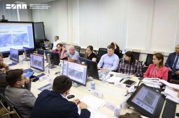 В Донецке состоялось совещание, в котором приняли участие эксперты Единого института пространственного планирования во главе с директором Диной Саттаровой, замминистра транспорта ДНР Виктор Назаров, а также представители...