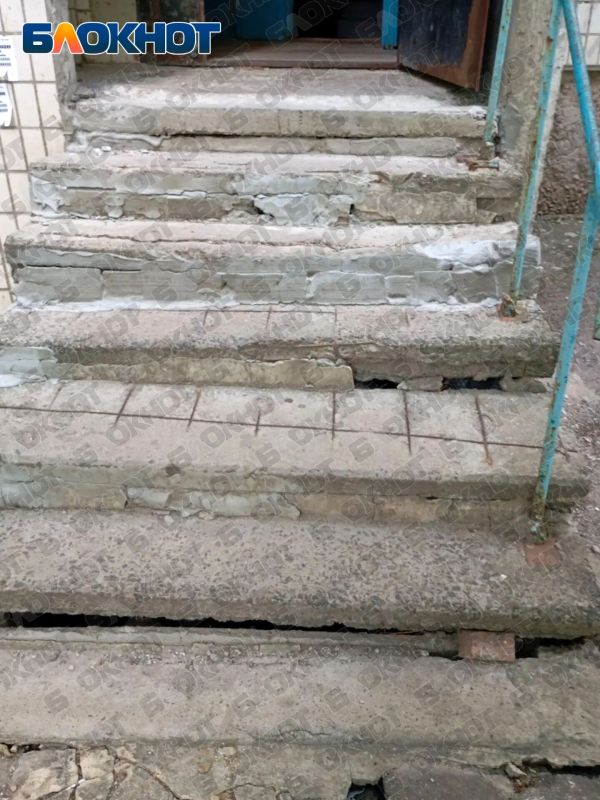 В Донецке женщина сломала ключицу на разваливающихся ступенях подъезда