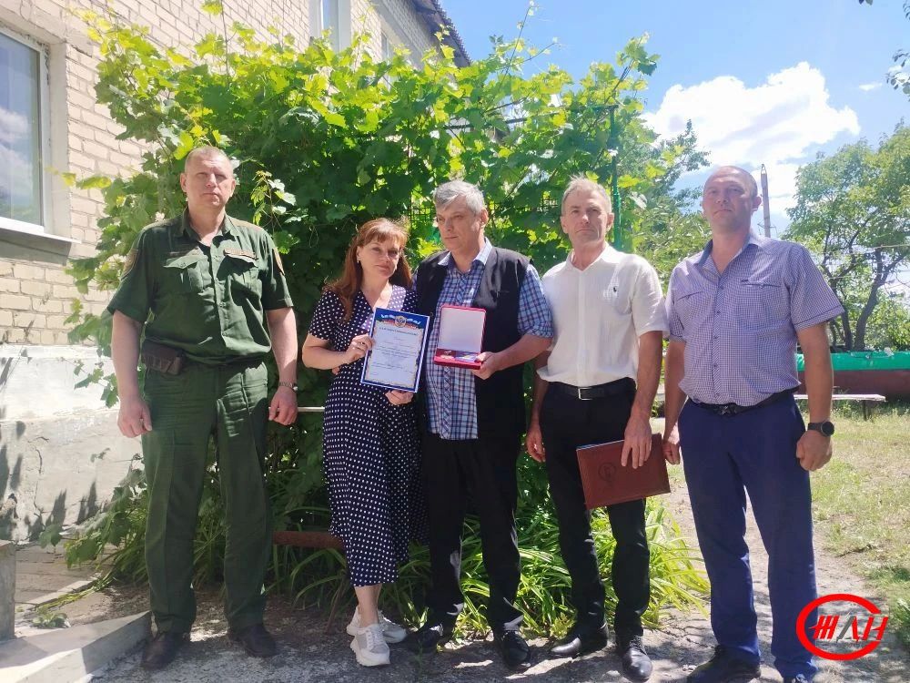 За добросовестное исполнение обязанностей, инициативу при выполнении сложных производственных задач и весомый вклад в развитие транспортной системы региона лучшие работники Донецкого филиала ФГУП «ЖДН» - машинист тепловоза...
