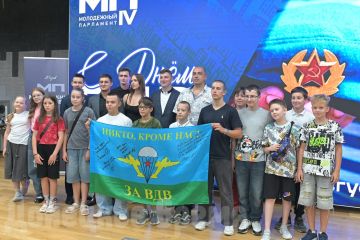 “Никто, кроме нас!”: молодежь Донецка примерила парашюты и прочувствовала, что значит быть десантником