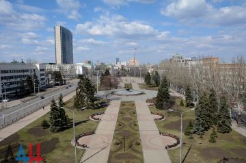 Беженка: ВСУ с помощью дронов сжигали дома с мирными жителями в Родинском в ДНР