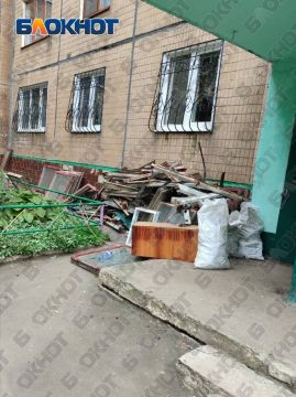 Старые окна два месяца перекрывают выход из подъезда на Щетинина