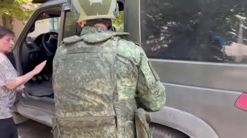 Александр Коц: «Доели последнюю фасоль и пошли в Россию» Константиновка. Бойцы 2-го мотострелкового батальона 72-й мотострелковой бригады выводят в тыл двух мирных жителей. Пожилая женщина в летней кофте с бутылкой воды в...
