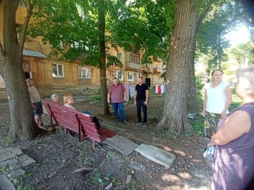 Иван Адамец: Заместитель руководителя Управы Куйбышевского района Алексей Шлапак, депутат Донецкого горсовета Сергей Остапенко и представители Единого регионального фонда по работе с МКД провели встречу с жителями дома № 103...
