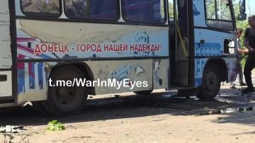 Последствия удара БПЛА по автобусу вчера утром в Донецке
