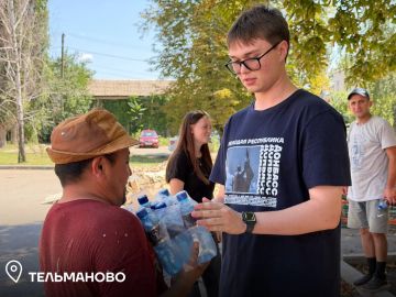 Молодогвардейцы поздравили строителей ДНР мороженым и квасом