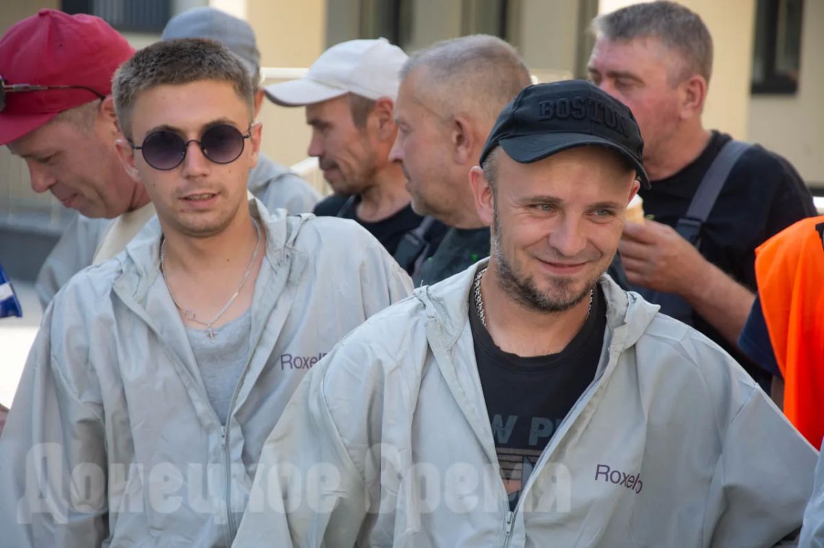 “Приехали охладить ребят”: донецкая молодежь поздравила строителей с праздником мороженым и квасом
