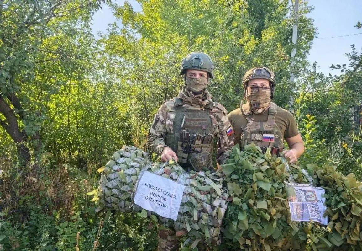 Горловское отделение КСВО ДНР передало маскировочные сети артиллеристам 132-й бригады