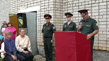 В селе Пищалье Оричевского района Кировской области состоялась церемония открытия мемориальной доски, посвященной военнослужащему Росгвардии сержанту Андрею Курбатову