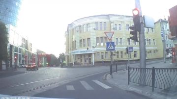БМВ попер на красный и едва не устроил ДТП возле поликлиники на Пожарке в Донецке