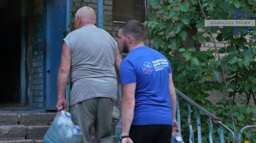 Как 12 лет назад: в годовщину первого гумконвоя на окраину Донецка доставили продукты и воду