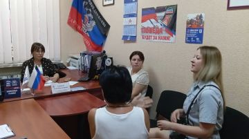Сегодня, 13 августа, руководитель Управы Калининского внутригородского района Администрации городского округа Донецк Елена Синецкая провела приём граждан в общественной приёмной Всероссийской политической партии «Единая...