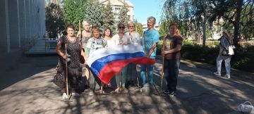 Сегодня, 13 августа, в рамках проекта "Городская среда" сотрудники Управы Калининского внутригородского района городского округа Донецк присоединились к экологической акции "Чистый четверг"