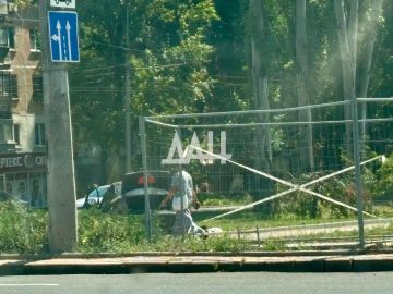 В Донецке машина вылетела с дороги и снесла ограждение, установленное коммунальными службами
