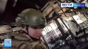 Украинские террористы целенаправленно сжигают гипермаркеты «Галактика» в ДНР Сегодня ночью в результате атаки БПЛА ВСУ сгорел ТЦ «Галактика» в Куйбышевском районе Донецка. Других ТЦ «Галактика» в городе больше нет