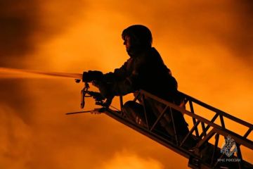 Еще фото работы пожарных в Донецке после атаки БПЛА на торговый центр