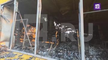 Кадры пожара в ТЦ "Галактика" после обстрела ВСУ в Донецке показал корреспондент "Известий" Евгений Быковский