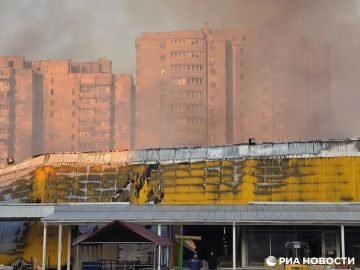 Торговый центр «Галактика» в Донецке сгорел после атаки украинских БПЛА, сообщил мэр города Алексей Кулемзин