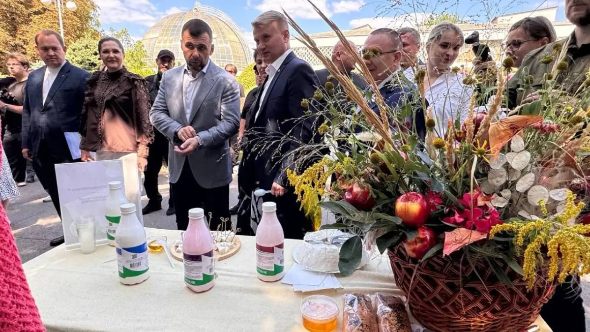 От винограда до сыров: аграрии ДНР представили продукцию на юбилейной выставке к 100-летию «Хомутовской степи»