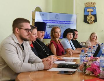 Настоятель Свято-Введенского храма прот.Димитрий Чеверда принял участие в первом заседании городского Совета по вопросам межнациональных и межконфессиональных отношений